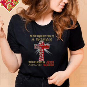 San Francisco 49ers Don’t Never Underestimate A Woman Who Believes In Jesus Shirt