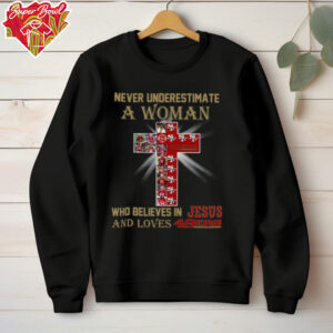 San Francisco 49ers Don’t Never Underestimate A Woman Who Believes In Jesus Shirt